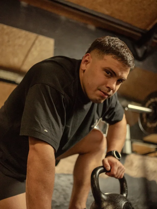 Dustin Alonso en el gimnasio, con una pesa rusa de 32 kilos